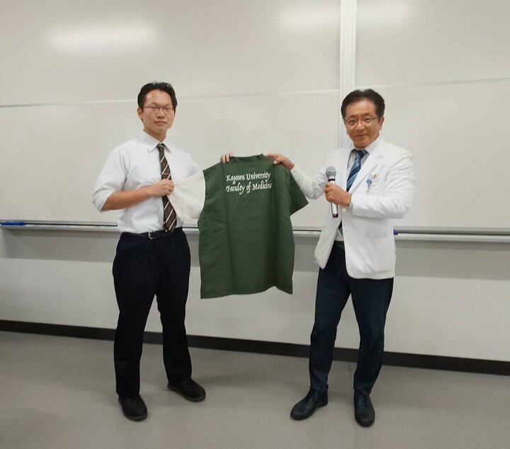 スクラブ贈呈の様子
